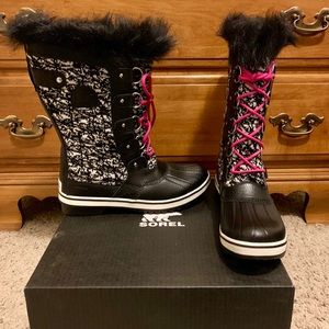 Sorel boots. New with tags. 8.5